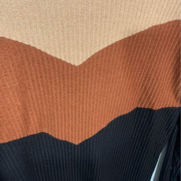 Womans tunic. Shein brand. Size L. Crew neck. Geometry design. Stretchy. - Picture 8 of 8